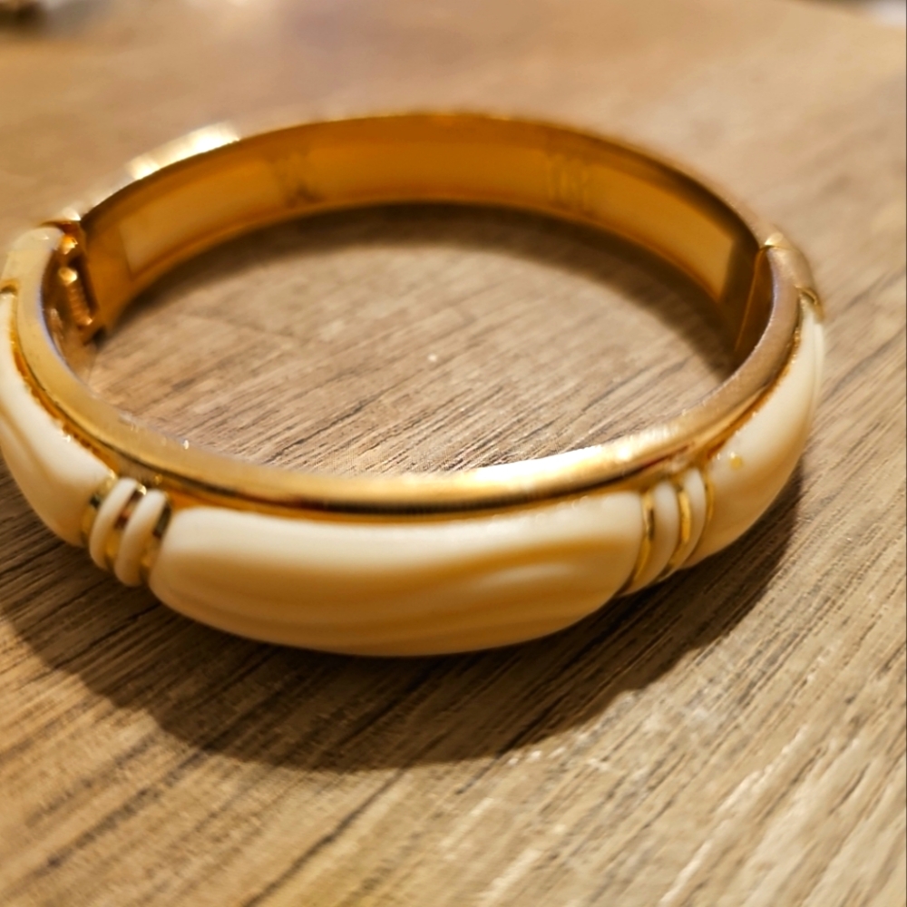 Gold Tone White Plastic Hinged Bangle Bracelet Vintage 7" Wrist